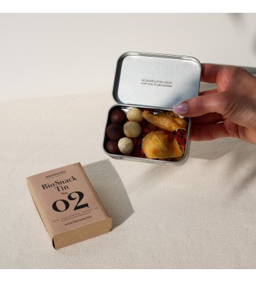 Biossom Snack Tin No. 02 – open tin with fruit, chocolate and nuts next to the product packaging