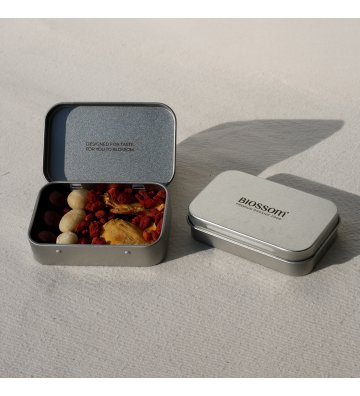 Biossom Snack Tin No. 02 – open tin with fruit, chocolate and nuts next to the product packaging