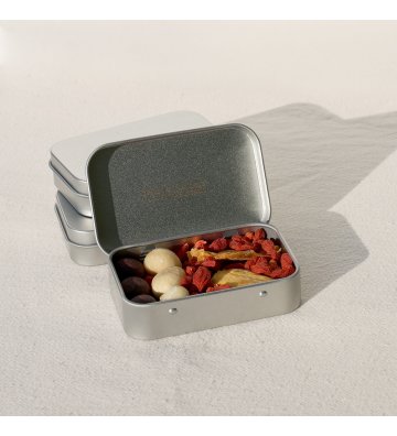Biossom Snack Tin No. 02 – open tin with fruit, chocolate and nuts next to the product packaging