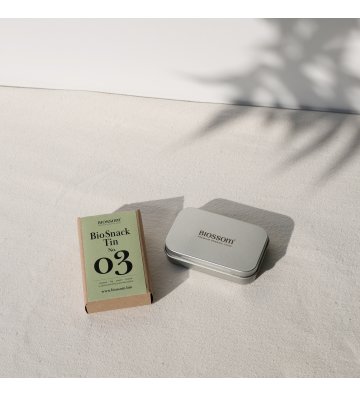 Biossom Snack Tin No. 03 – closed Biossom tin beside the product packaging