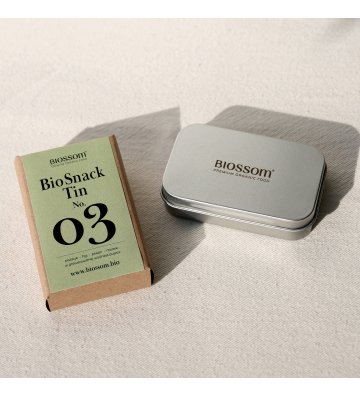 Biossom Snack Tin No. 03 – closed Biossom tin beside the product packaging
