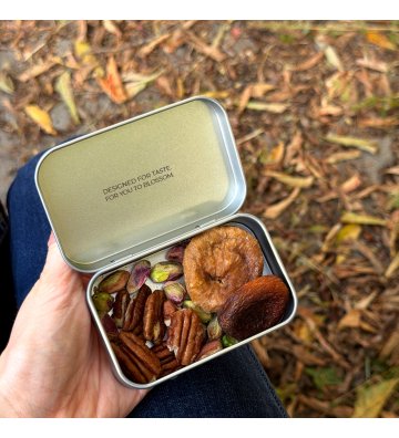 Biossom Snack Tin No. 03 – open tin with figs, apricots, pecans and pistachios beside the product packaging
