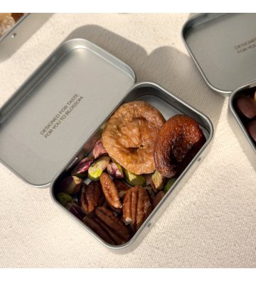 Biossom Snack Tin No. 03 – open tin with figs, apricots, pecans and pistachios beside the product packaging