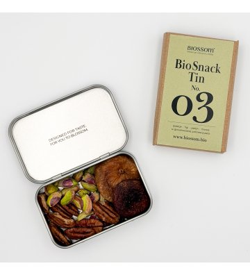 Biossom Snack Tin No. 03 — otwarta puszka z figami, morelami, pekanami i pistacjami obok opakowania