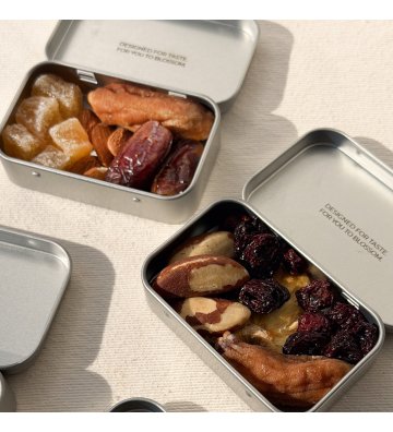 Biossom Snack Tin No. 04 – open tin with candied ginger, dates, dried bananas and almonds