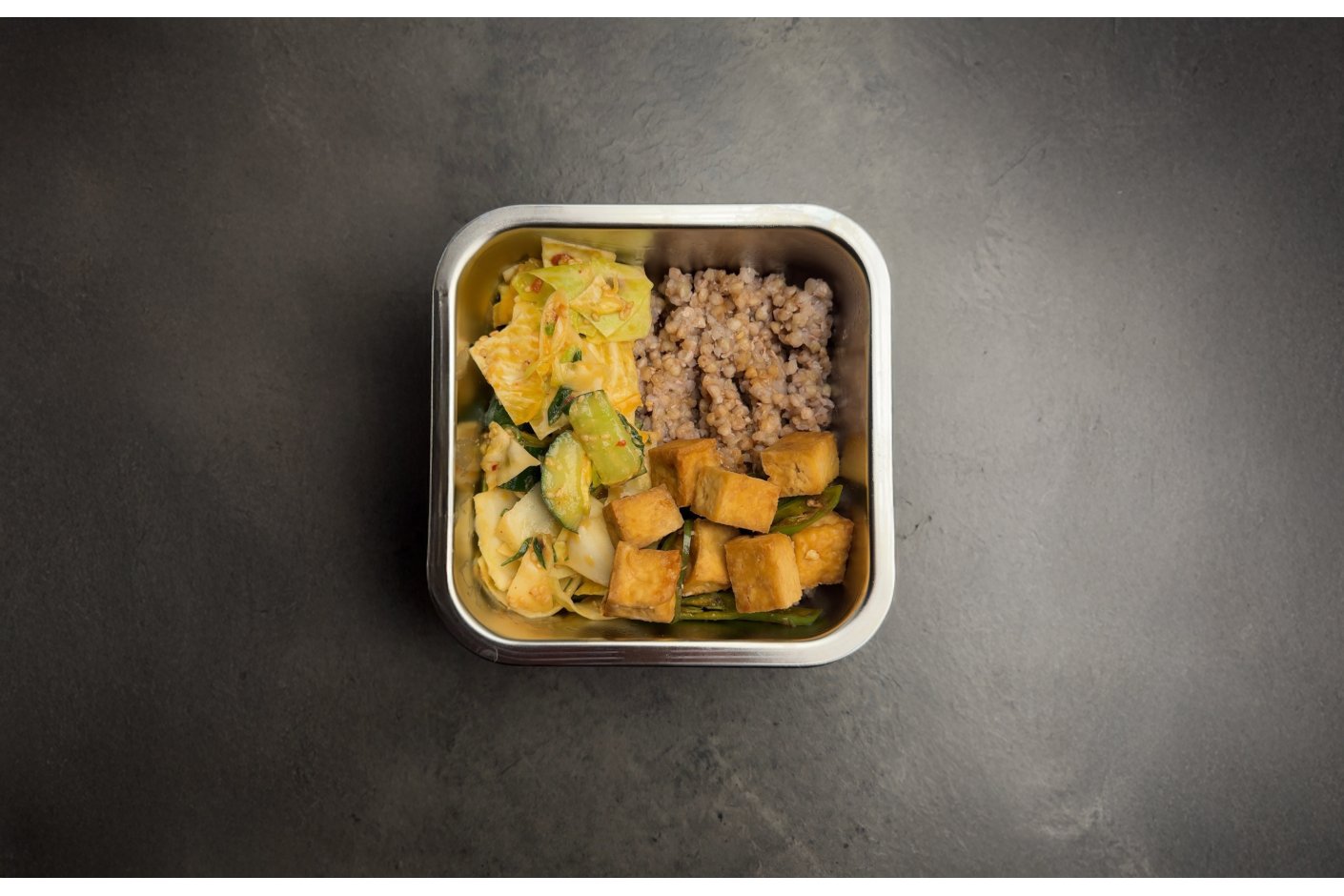 Pomysł na obiad z kaszą gryczaną, sałatką z kapusty i chrupiącym tofu